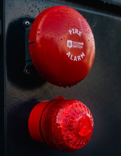 A fire alarm button above a red light
