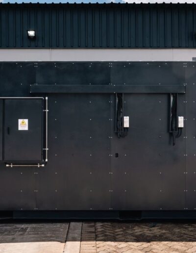 Side view of a containerised energy unit